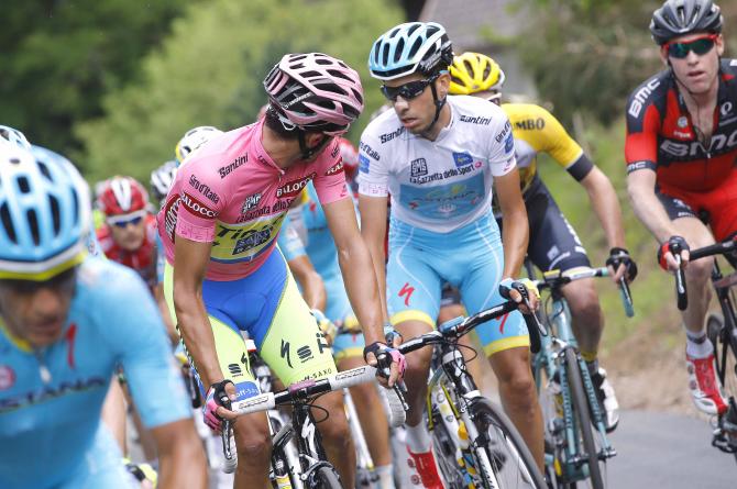 In questo sguardo tra Contador e Aru cè il succo della grande sfida del Giro 2015 (foto Tim de Waele/TDWSport.com)