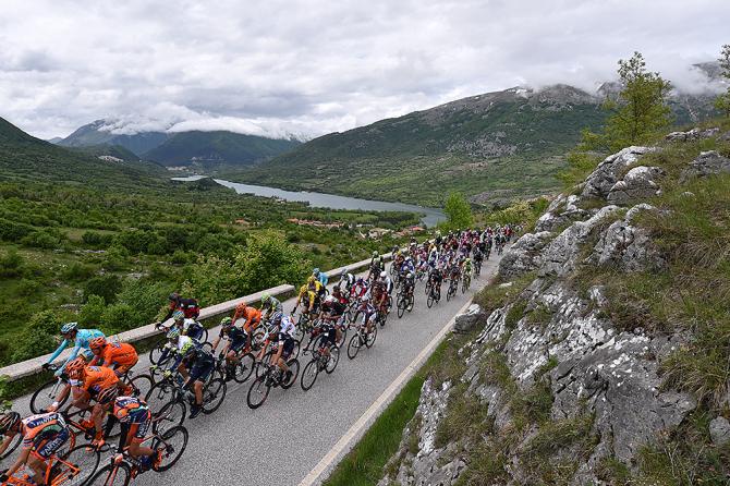 Il Giro sfreccia nei verdi paesaggi dellappennino meridionale (foto Tim de Waele/TDWSport.com))