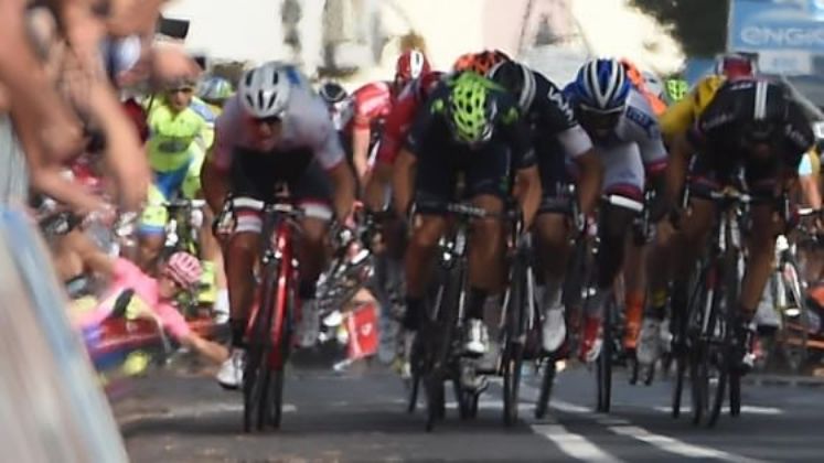 Il principale fatto di cronaca della giornata: Contador a terra, allestrema sinistra, dopo il ruzzolone sul rettilineo di Castiglione della Pescaia (foto Ansa)