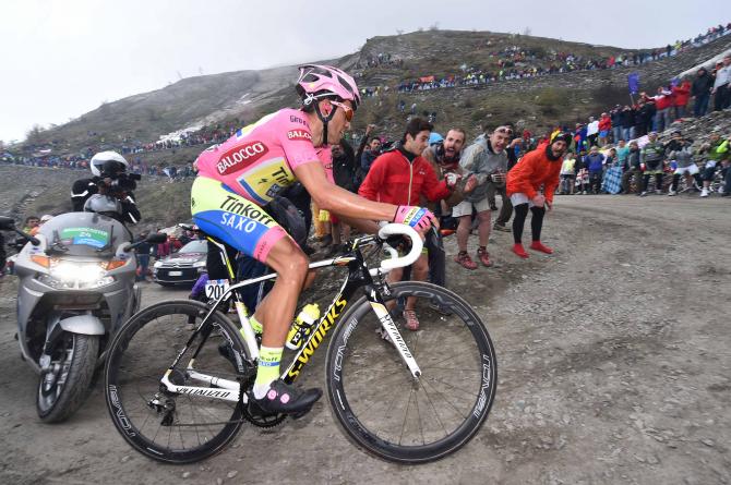 Contador in affanno affronta uno dei tornanti più impegnativi del Colle delle Finestre (foto Tim de Waele/TDWSport.com)