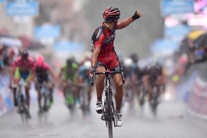 Gilbert emula Contador e fa il pistolero a Monte Berico: eccolo voltarsi a controllare gli effetti della sua fucilata (foto Tim de Waele/TDWSport.com)