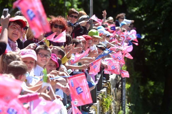 La folla a bordo strada attende il passaggio della corsa rosa (foto Tim de Waele/TDWSport.com)