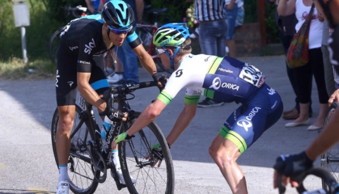 Loperazione costata 2 minuti di penalizzazione a Richie Porte (foto Tim de Waele/TDWSport.com)