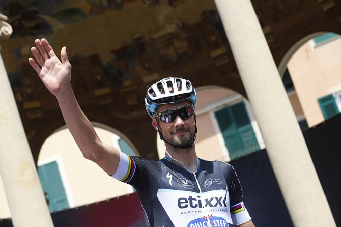 Boonen saluti i suoi tifosi al raduno di partenza di Rapallo (foto Getty Images Sport)