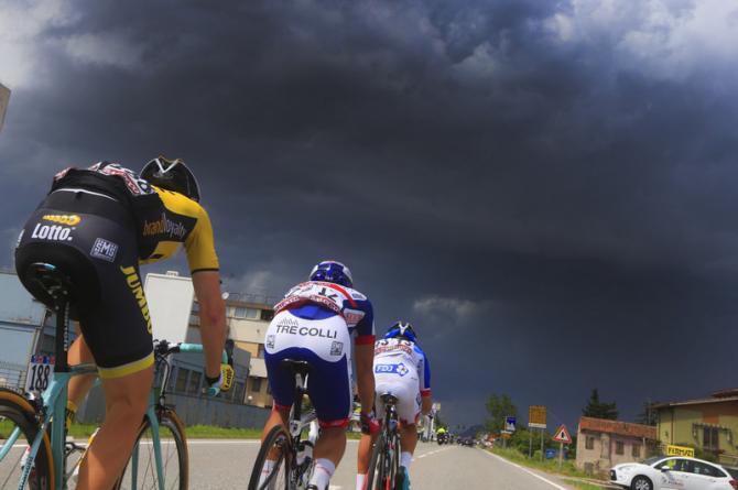 Il gruppo pedala verso il maltempo, protagonista annunciato della tappa in corso e delle successive frazioni (foto Bettini)