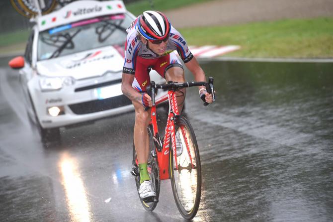 Il russo Zakarin allattacco sotto lacquazzone nel circuito di Imola (foto Tim de Waele/TDWSport.com) 