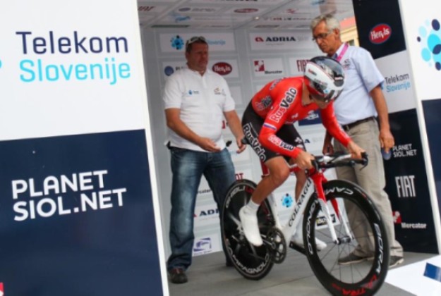 Il russo Oveckin si appresta a lasciare la rampa di lancio e lanciarsi verso la vittoria nella crono che ha dato il via al Giro di Slovenia 2015 (www.siol.net)