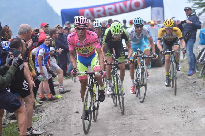 Contador con Aru sul Colle delle Finestre, qualche minuto prima della crisi che colpirà il corridore spagnolo (foto Tim de Waele/TDWSport.com)