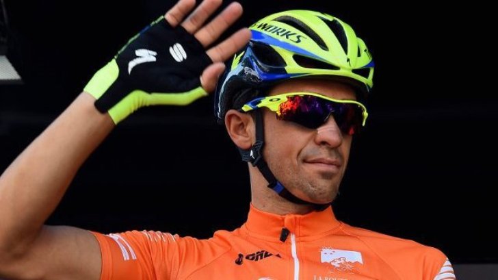 Contador, con indosso la maglia arancione di leader della Route du Sud, sembra quasi accennare un saluto agli avversari che ritroverà tra due settimane al Tour de France (foto MaxPPP) 
