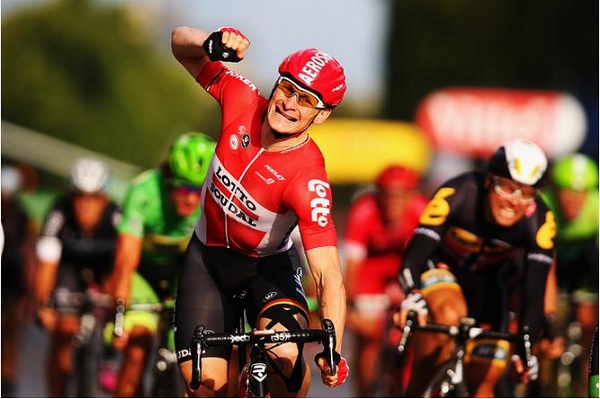 André Greipel festeggia sugli Champs-Elysées