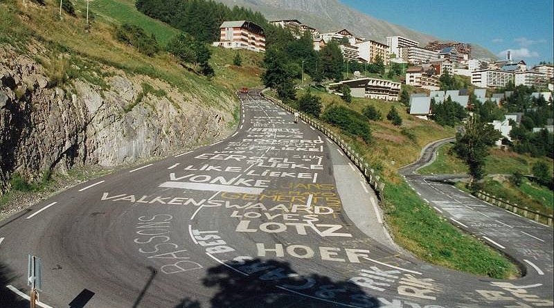 Uno dei mitici tornanti dellAlpe dHuez al naturale, svuotato dalla caratteristica cornice di pubblico del Tour de France (www.italpress.com)