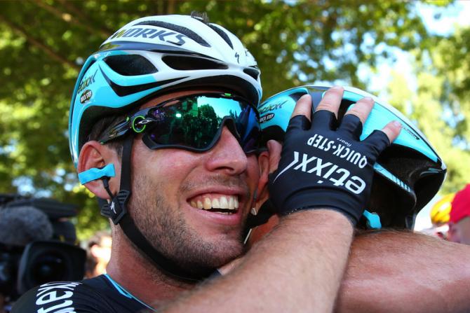 Baci e abbracci per Cavendish, finalmente sbloccatosi al Tour 2015 (foto Getty Images Sport) 