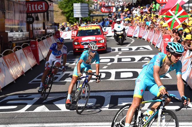 Nibali taglia il traguardo di Cauterets 50 secondi dopo larrivo di Froome e degli altri big della classifica (foto Tim de Waele/TDWSport.com)