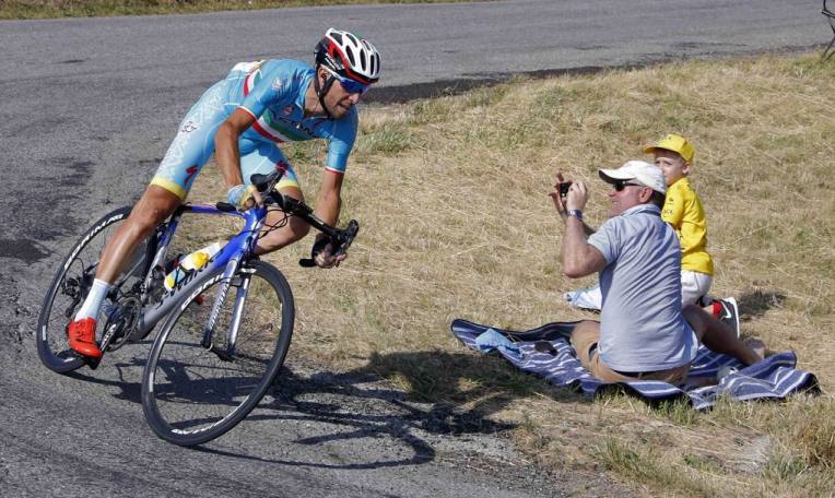 Nibali allattacco nella pericolosa discesa dal Col de Manse (foto Reuters)