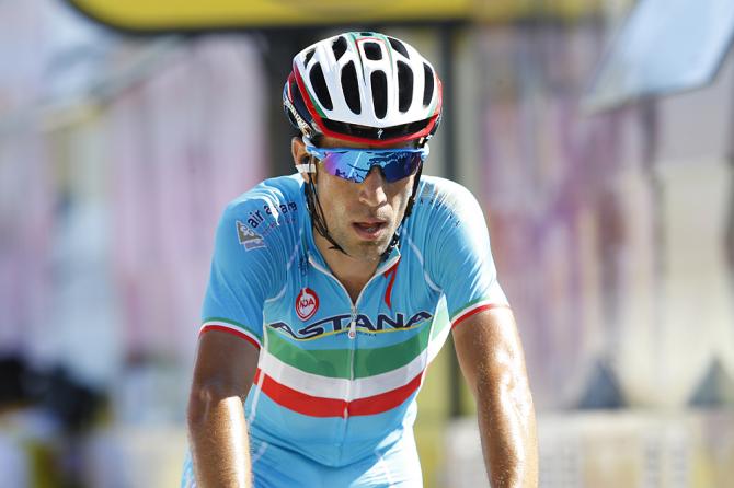 Nibali arranca nel finale dellottava tappa del Tour 2015 (foto Bettini)