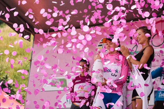 Sotto una pioggia di petali rosa Anna Van der Bregge festeggia il successo nella 26a edizione del Giro dItalia femminile (foto Sean Robinson/Velofocus)