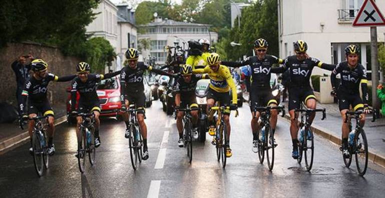 Il Team Sky abbracciato per festeggiare il successo di Froome (www.independent.co.uk)