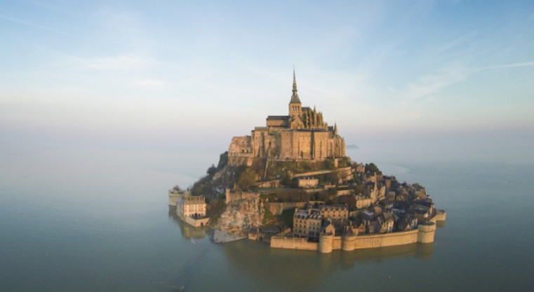 Spettacolare inquadratura di Mont-Saint-Michel, sede di partenza della prossima edizione del Tour de France (it.normandie-tourisme.fr)