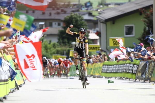 Il sudafricano Van Zyl precede di una manciata di secondi la volata del gruppo in quel di Matrei in Osttirol (www.oesterreich-rundfahrt.at)  