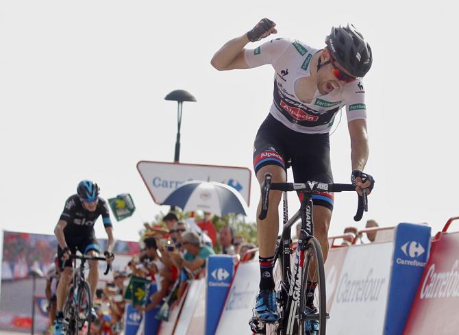 Dumoulin vince in vetta allarcigno traguardo di Cumbre del Sol mentre sullo sfondo si staglia minaccioso Froome (Getty Images Sport)