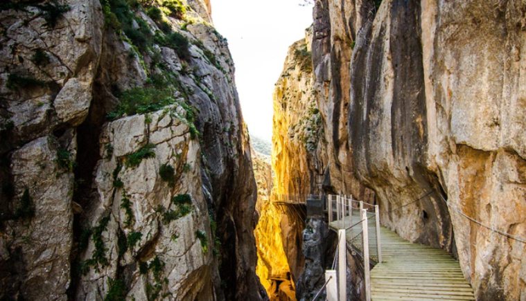 Lo spettacolare Caminito del Rey, non lontano dal quale si concluderà la prima tappa di montagna della Vuelta 2015 (www.caminitodelrey.info)