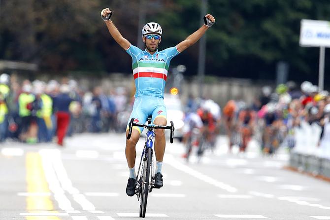 Vincenzo Nibali taglia il traguardo di Varese (foto Bettini)