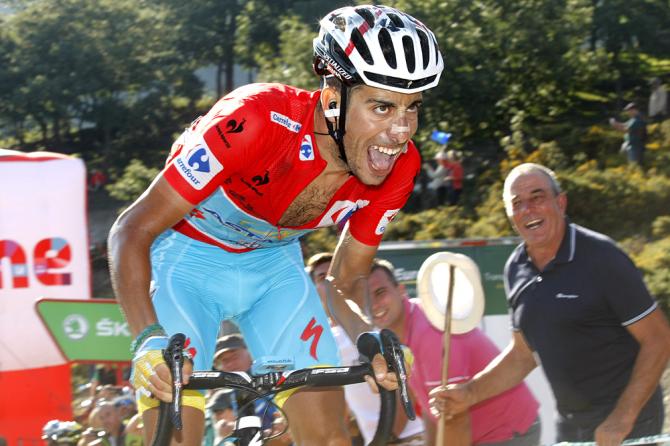 Fabio Aru in pieno sforzo sullarcingna salita di Ermita de Alba (foto Bettini)