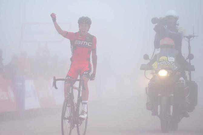Dalle nebbie dellAlto Campoo sbuca la sagoma esultante di Alessandro De Marchi (Tim de Waele/TDWSport.com)