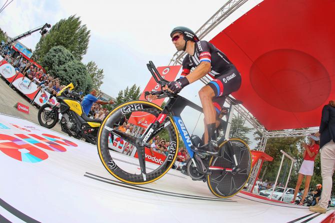 Tom Dumoulin si accinge a lasciare la rampa di lancio della crono di Burgos: 38.7 Km più avanti tornerà in maglia roja con 3 secondi di vantaggio su Fabio Aru (foto Bettini)
