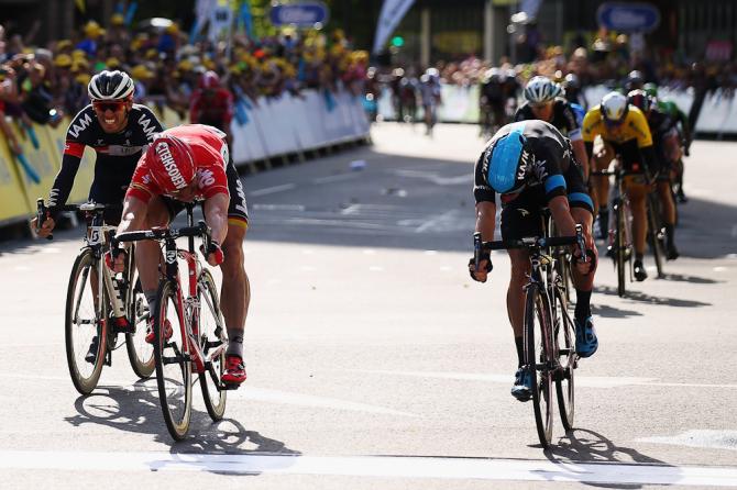 Dalla foto sembrerebbe Viviani il primo a tagliare la linea darrivo: ma il photo-finish assegnerà, per questioni di millimetri, il successo al tedesco Greipel (Getty Images Sport)