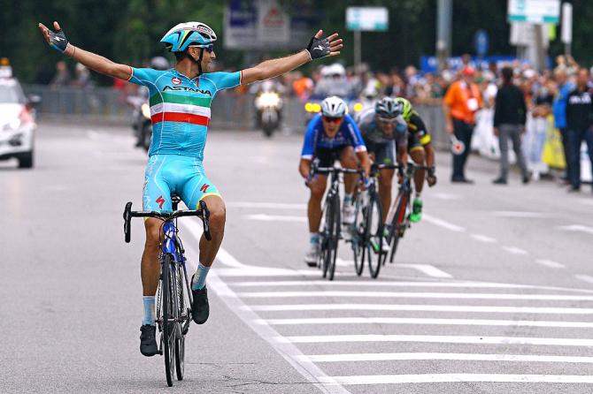Nibali vince la Bernocchi e assapora il successo voltandosi a guardare gli avversari battuti (foto Tim de Waele/TDWSport.com)