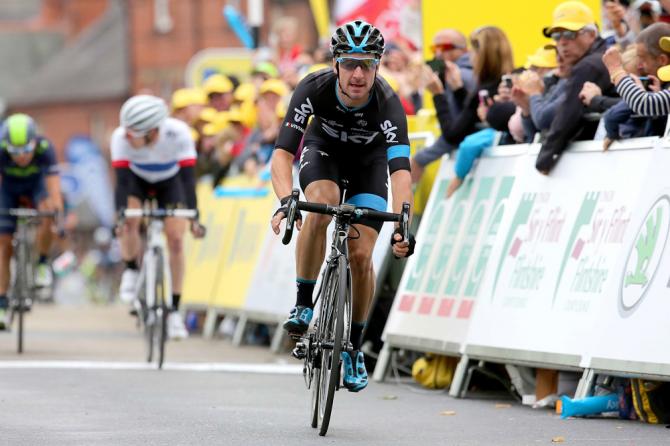 Elia Viviani subito dopo aver tagliato vittoriosamente il traguardo della prima tappa del Giro della Gran Bretagna (foto Tim de Waele/TDWSport.com)