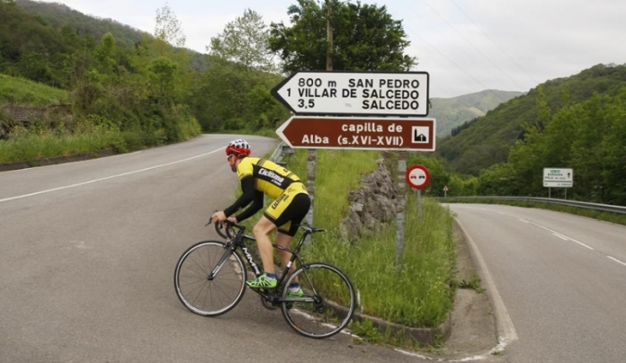 Un cicloturista si accinge ad affrontare larcigna ascesa dellErmita de Alba, traguardo del tappone asturiano della Vuelta 2015 (www.ciclismoafondo.es)