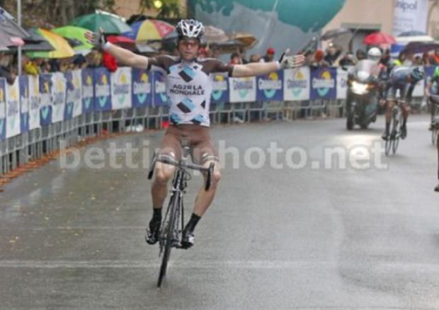 Dopo il Giro del Piemonte, il belga Bakelants vince sotto lacqua anche il Giro dellEmilia (foto Bettini)