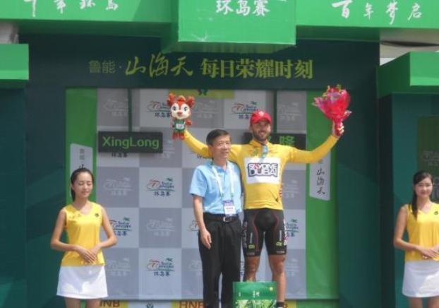 Lincoronazione di Andrea Palini a primo leader delledizione 2015 del Tour of Hainan (foto Jeff Quénet)