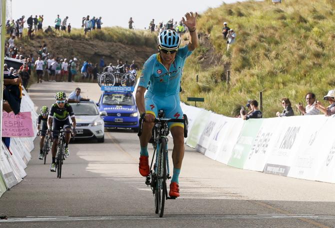 Miguel Angel Lopez (Astana) si impone in vetta allimpegnativa salita del Filo de la Sierra de Comechingones (foto Bettini)