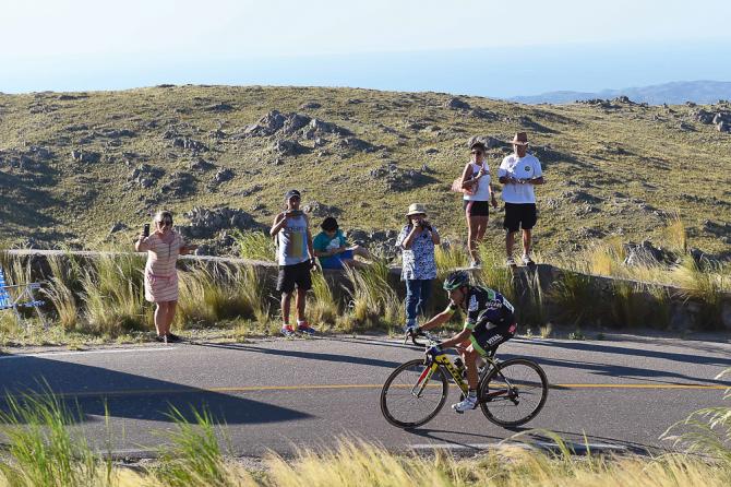 Sepulveda affronta le rampe finali del Cerro El Amago (foto Tim de Waele/TDWSport.com)