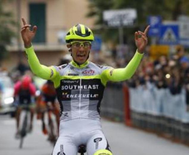 Andrea Fedi esulta per il suo primo successo di prestigio da professionista, nelledizione 2016 del Trofeo Laigueglia (foto Bettini)
