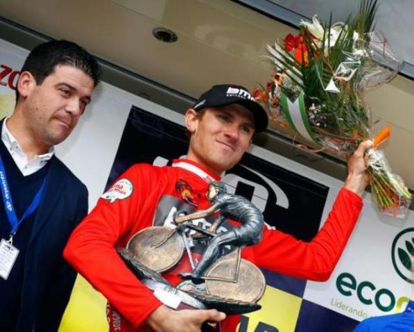 Van Garderen sul podio della cronometro di Alhaurín de la Torre, 4a tappa della Vuelta a Andalucía (foto Bettini)