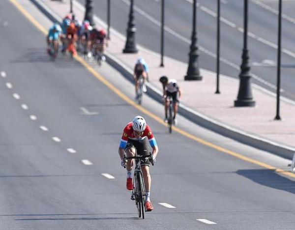 Jungels fuoriesce dal gruppo e fugge verso il successo ad Al Bustan (foto Tim de Waele/TDWSport.com)
