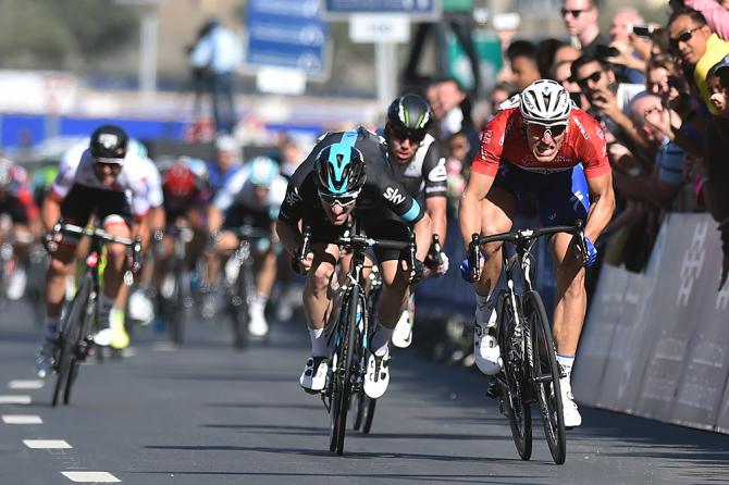 Kittel imita il connazionale Greipel e termina il Dubai Tour come laveva cominciato quattro giorni fa a Fujairah: vincendo e vestendo la maglia di leader, quella definitiva, ripresa dopo averla perduta strada facendo (foto Tim de Waele/TDWSport.com)