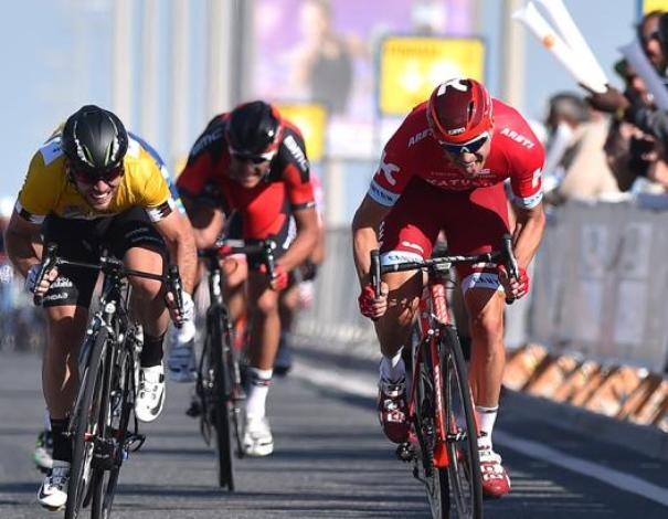 La volata a ranghi ridotti, causa caduta, che ha deciso la seconda tappa del Tour of Qatar (foto Tim de Waele/TDWSport.com)
