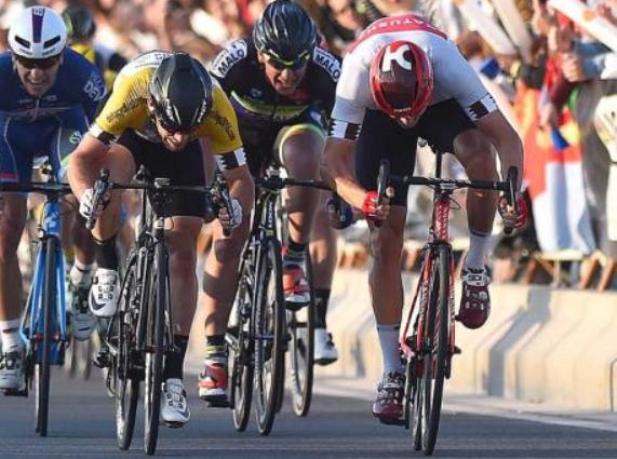 Il testa a testa Cavendish-Kristoff sul rettilineo darrivo di Doha (foto Tim de Waele/TDWSport.com)