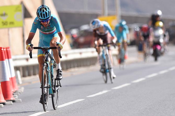 Nibali distanzia il francese Bardet a poche centinaia di metri dal traguardo della Green Mountain (foto Tim de Waele/TDWSport.com)