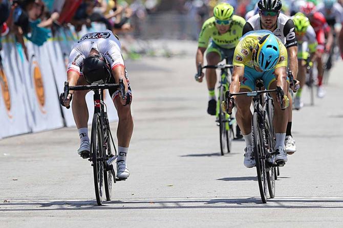 Il testa a testa tra Palini e Guardini sul traguardo di George Town (foto Tim de Waele/TDWSport.com)