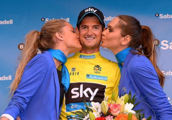 Poels beato tra le miss sul podio della prima frazione della Vuelta della Comunitat Valenciana (foto Tim de Waele/TDWSport.com)