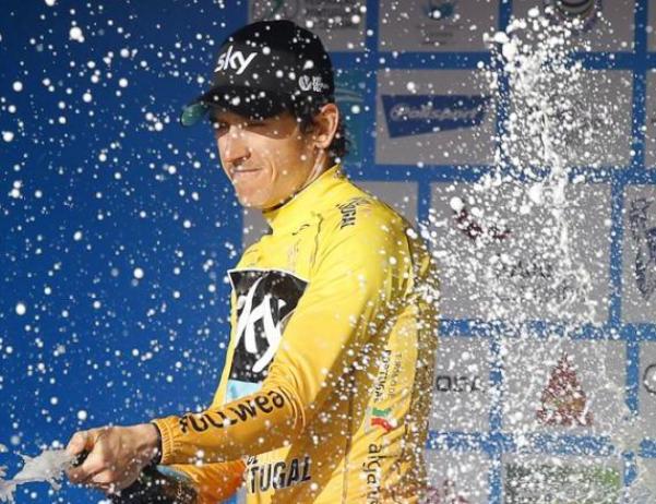 In una nuvola di spumante Geraint Thomas festeggia il secondo successivo consecutivo alla Volta ao Algarve (foto Bettini)