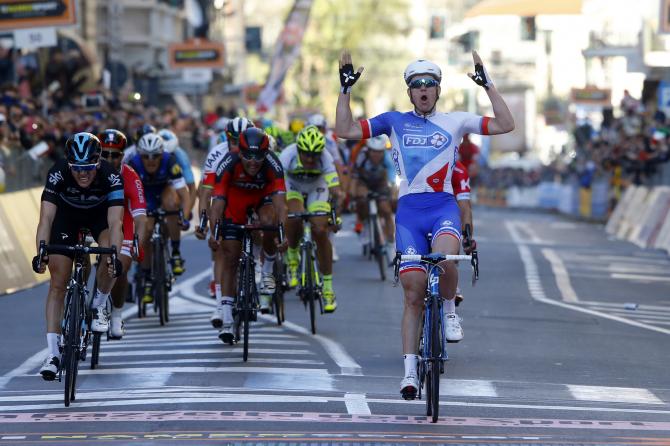 Lo storico rettilineo di Via Roma incornicia la vittoria di Arnaud Démare, la prima in una grande classica del velocista francese (foto Bettini)