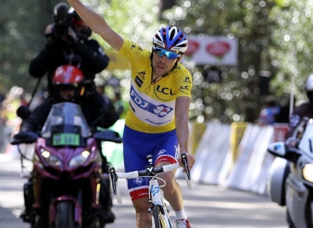 Thibaut Pinot esulta in maglia gialla in vetta al Col de lOspedale (foto AFP)