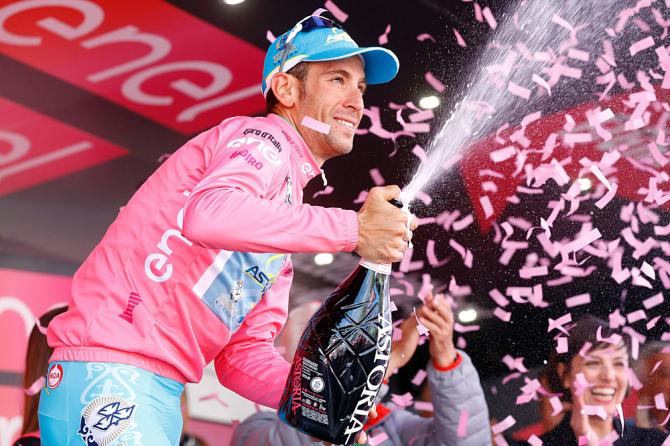 Vincenzo Nibali sfoggia la maglia rosa appena conquistata a SantAnna di Vinadio (foto Getty Images Sport)